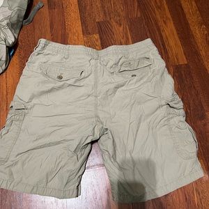 Men’s cargo khaki shorts